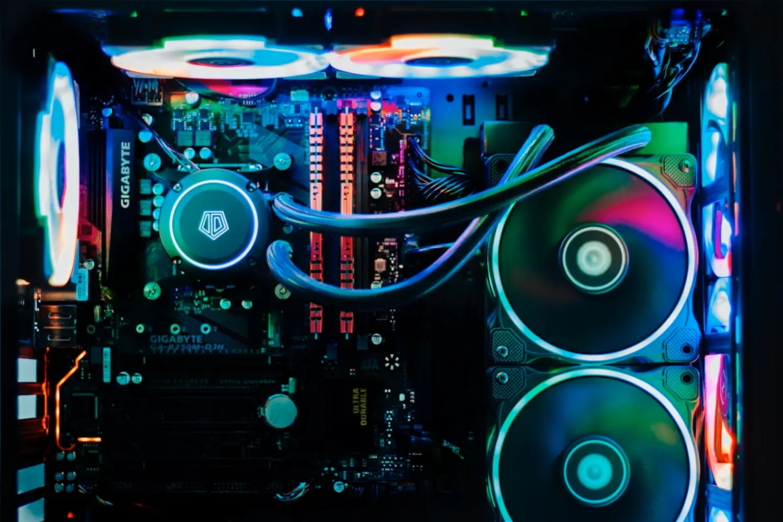 SharkTec Gaming-PC mit RGB-Beleuchtung
